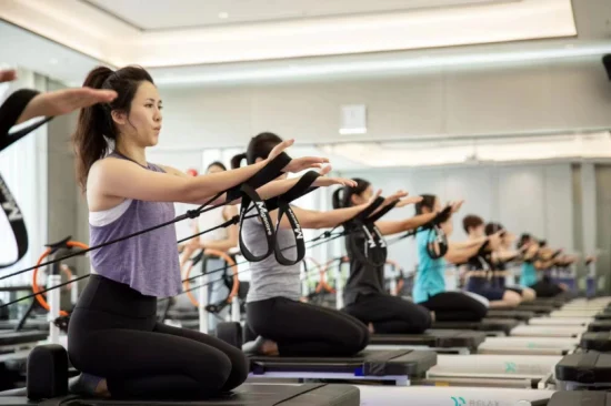 Reformer Pilates weißes Bett, Aluminium, Yoga-Trainingsgerät, Mutli-Funktion